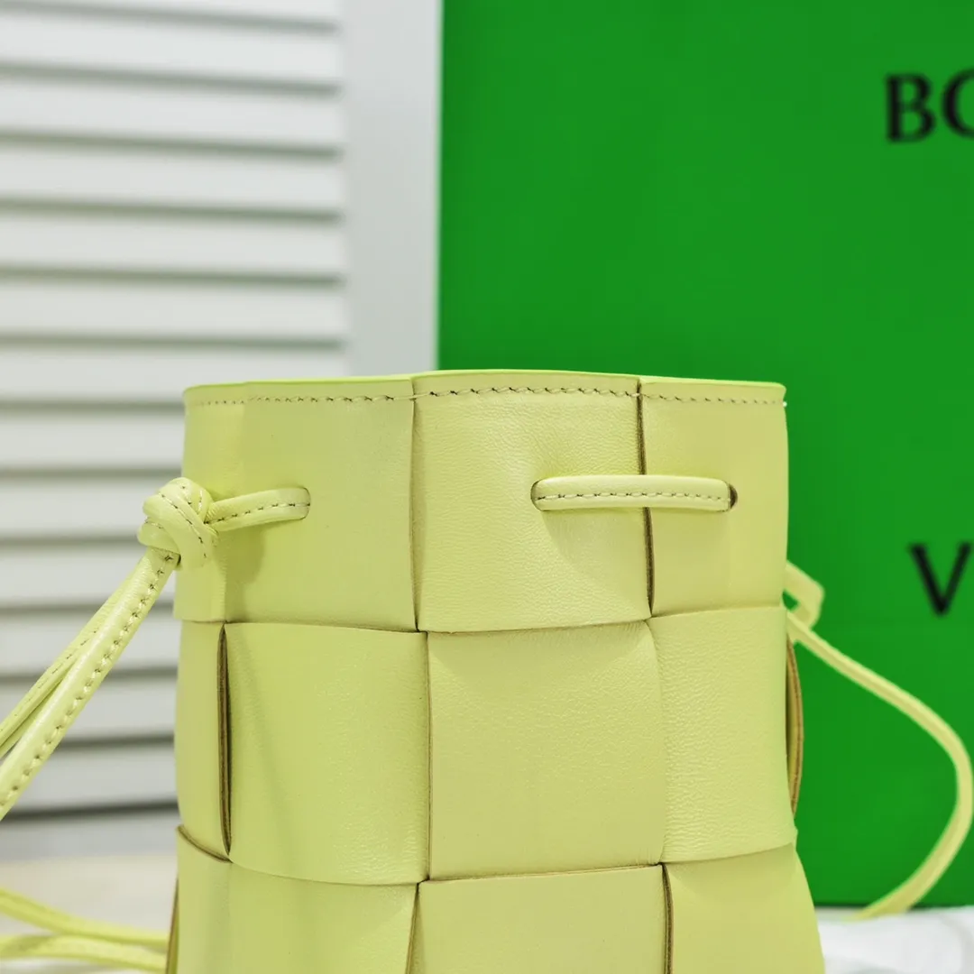 Small lemon yellow 🔻Bottega veneta* new woven small bucket bag latest series# The square bag shape is matched with classic woven elements, drawstring design, minimalism, and has a very large capacity. Every color is beautiful, it is simple and elegant but has a cool style. It can be used by both men and women, and the upper body is fashionable and classy! Style number: 6611# Large size: 14*9*9cm
